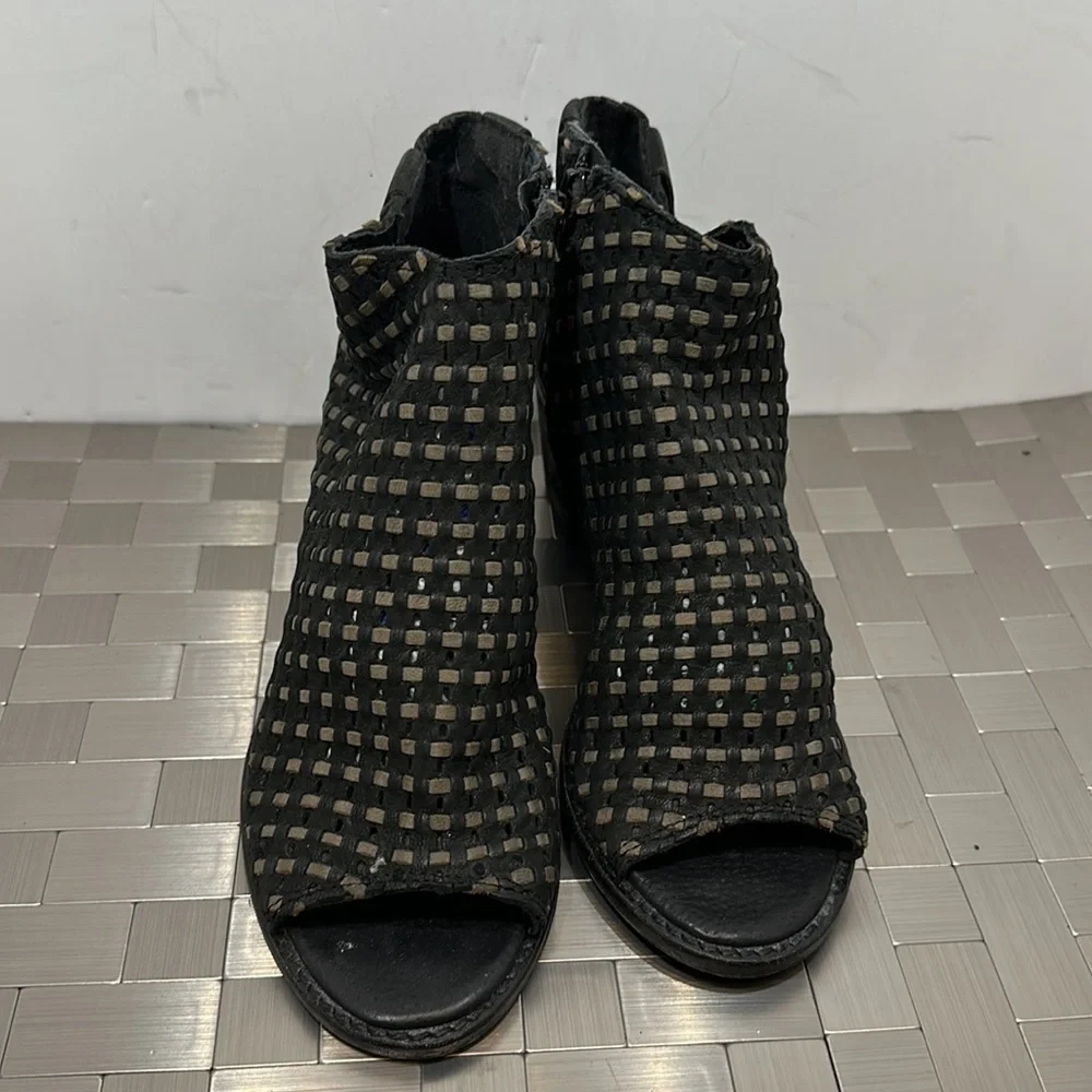 Pliner black&grey‎ woven leather ankle booties